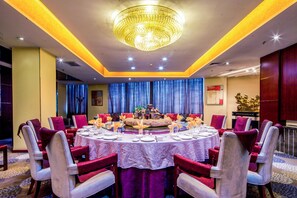 20 Restaurants; Frühstück, Mittagessen und Abendessen werden serviert