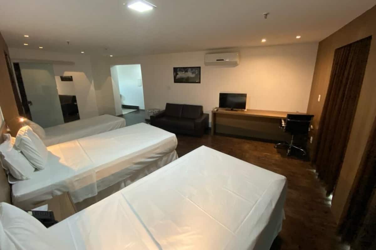 Hypo-allergenic bedding, minibar, free WiFi, bed sheets