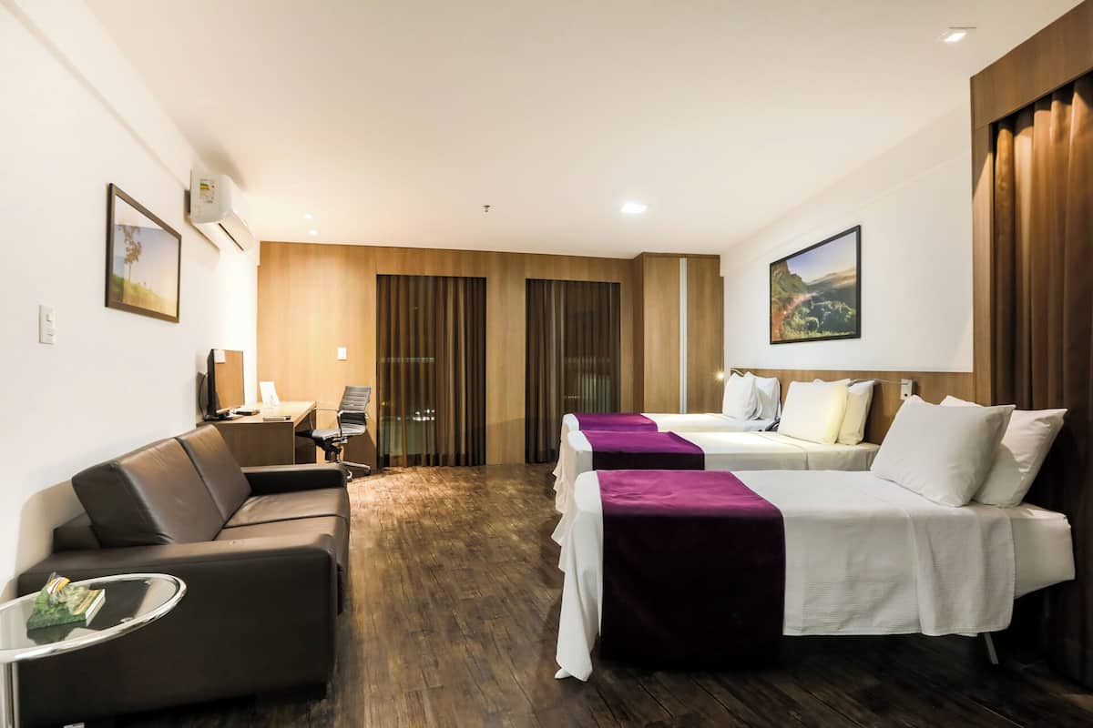 Hypo-allergenic bedding, minibar, free WiFi, bed sheets