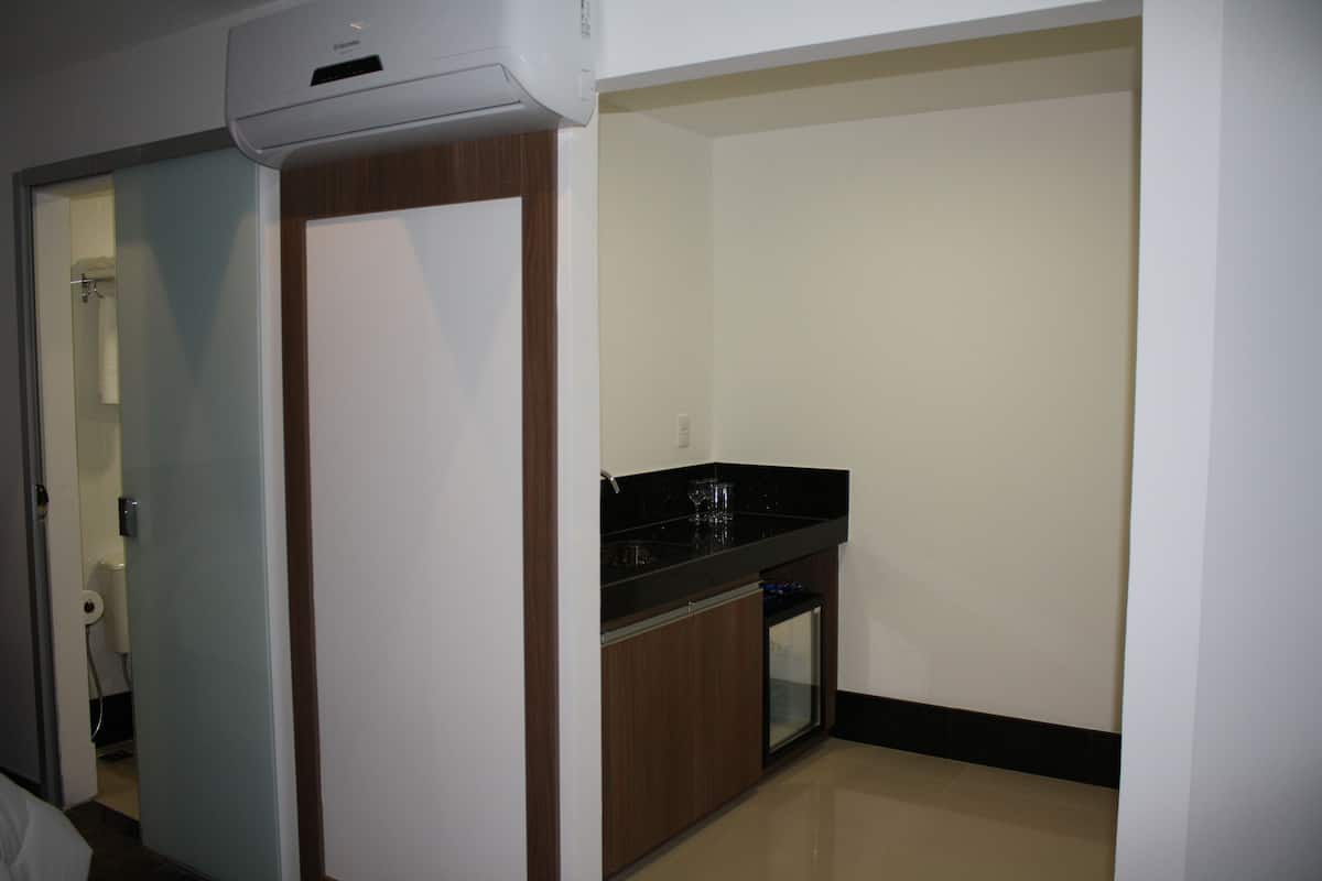 hypo-allergenic bedding, minibar, free wifi, bed sheets