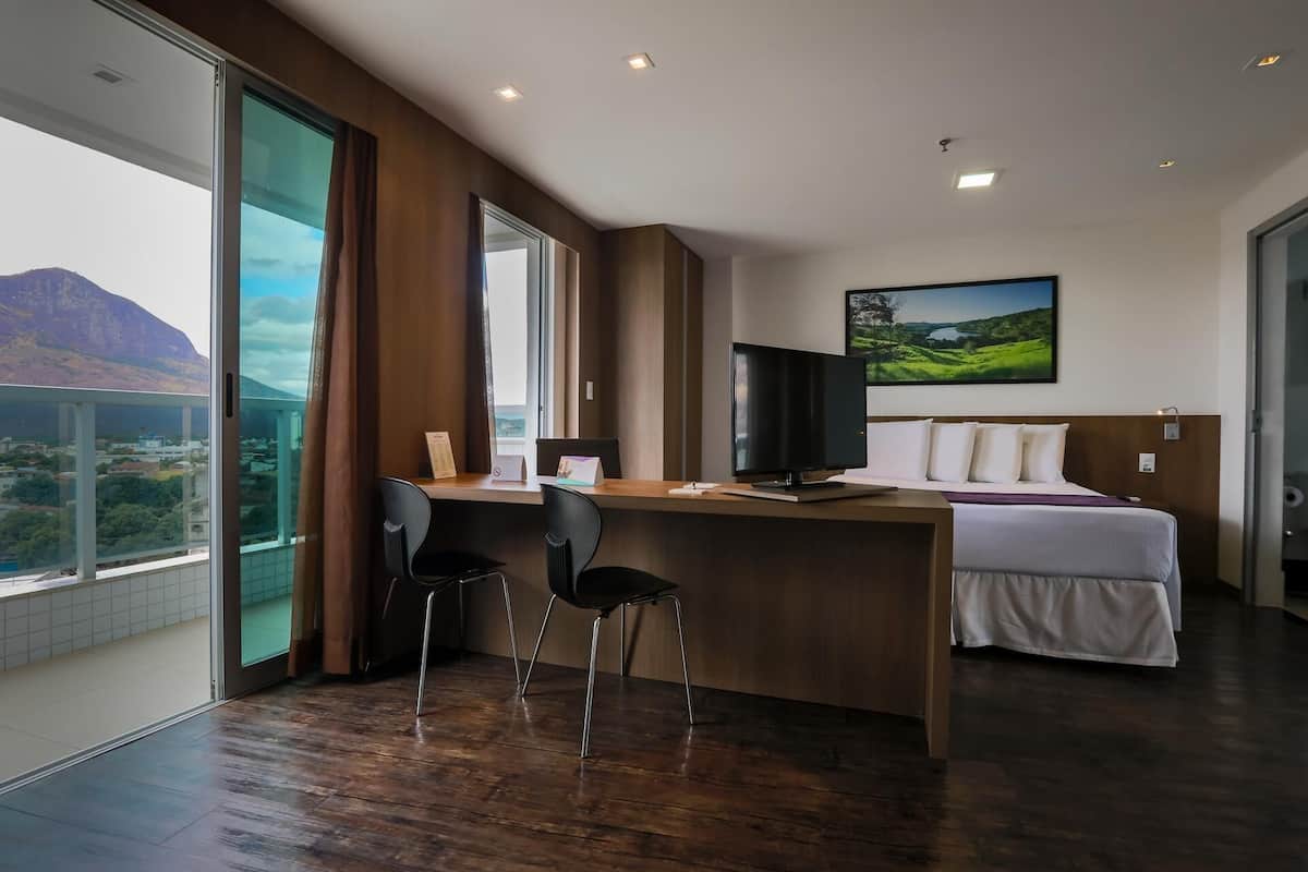 Hypo-allergenic bedding, minibar, free WiFi, bed sheets