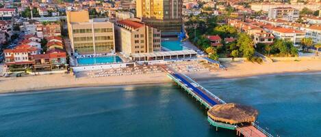 Pantai pribadi, kursi berjemur, payung pantai, dan bar pantai