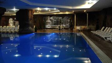 Piscine couverte, 2 piscines extérieures, chaises longues