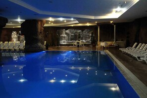 Indoor pool, 2 outdoor pools, pool loungers