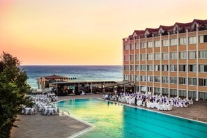 Indoor pool, 2 outdoor pools, pool loungers - Kumburgaz Marin Princess Hotel (Istanbul)