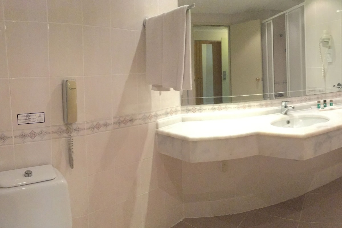 Chambre Simple Standard | Salle de bain | Ensemble douche/baignoire, articles de toilette gratuits, sèche-cheveux