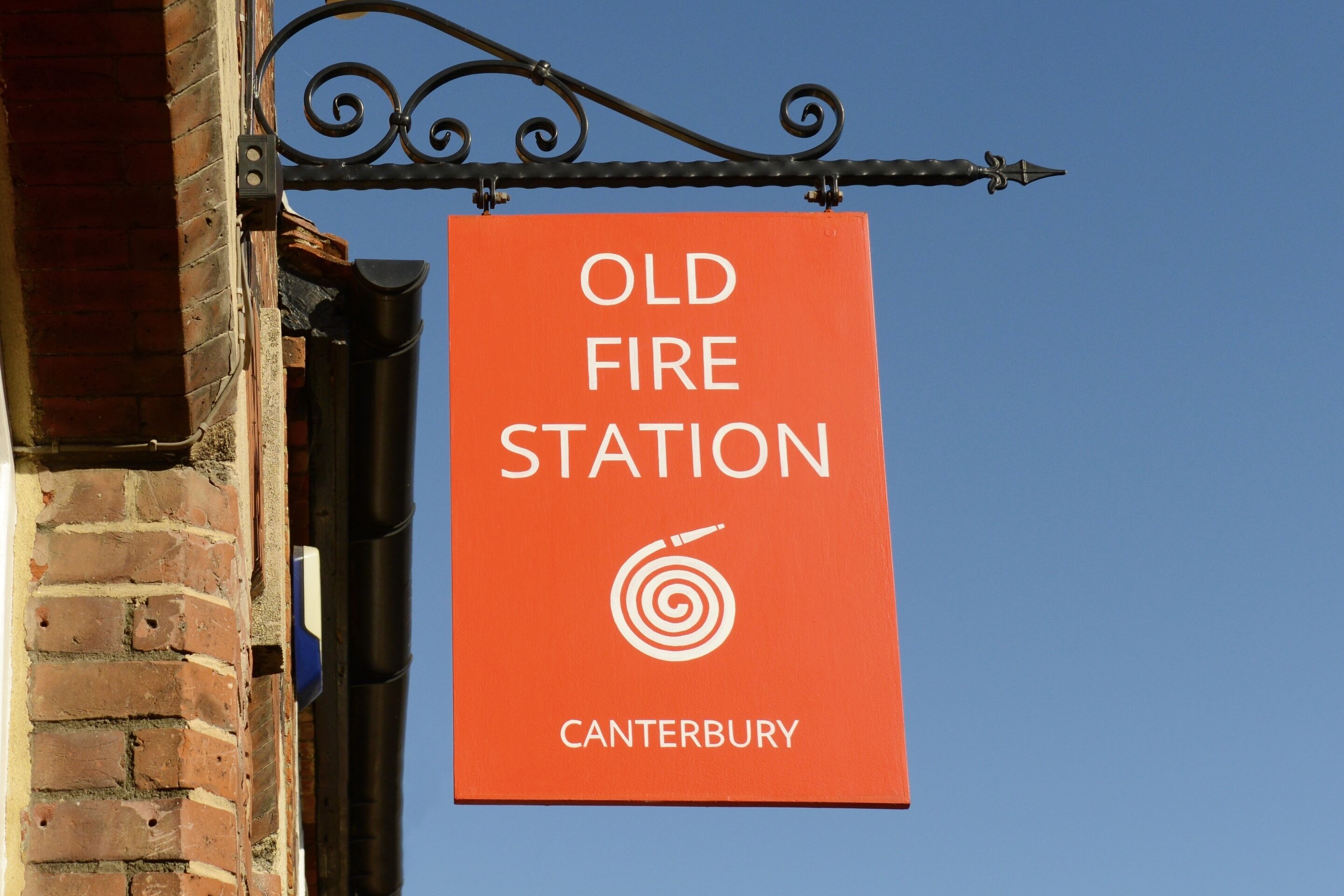 Een bordje voor de Old Fire Station in Canterbury.