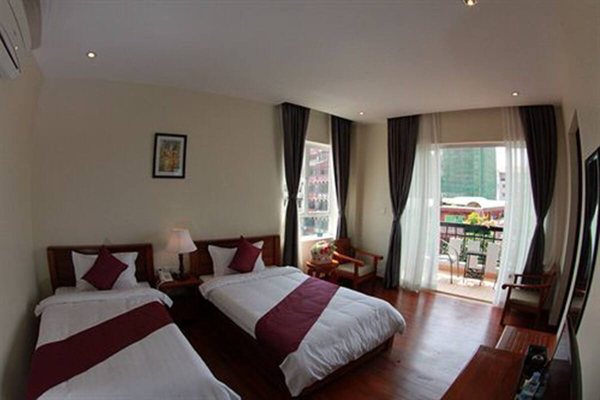 Deluxe Twin Room | Premium bedding, down comforters, pillowtop beds, minibar
