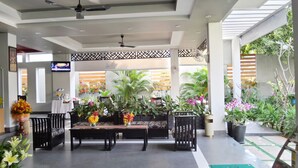 Lobby sitting area - Best May Hotel (Phnom Penh)