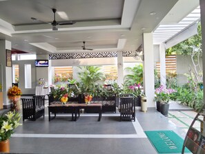 Lobby sitting area - Best May Hotel (Phnom Penh)