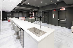 Presidential Loft | Private kitchen | Full-size fridge, microwave, oven, stovetop