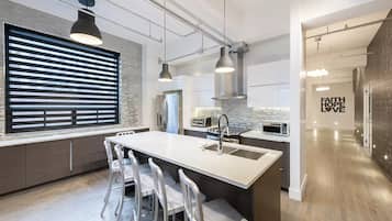 Executive Loft | Private kitchen | Full-size fridge, microwave, oven, stovetop
