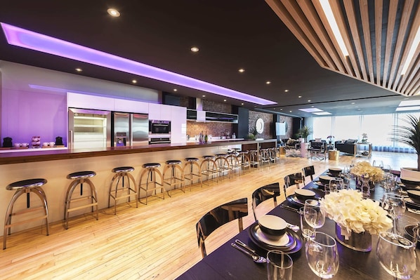 Creative Loft | Private kitchen | Full-size fridge, microwave, oven, stovetop