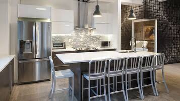 Executive Loft, 4 Bedrooms | Private kitchen | Full-sized fridge, microwave, oven, stovetop