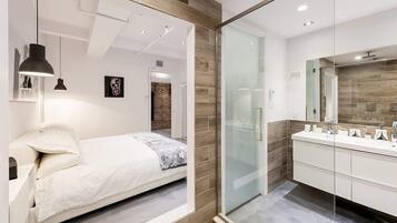 Presidential Loft, 4 Bedrooms, Non Smoking (Private 4 bedroom Loft 979) | Bathroom | Rainfall showerhead, hair dryer, towels, soap