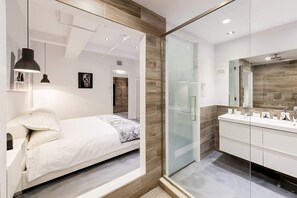 Presidential-Loft, 4 Schlafzimmer, Nichtraucher (Private 4 bedroom Loft 979) | Badezimmer | Regendusche, Haartrockner, Handtücher, Seife