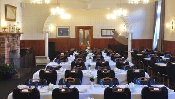 Breakfast and dinner served