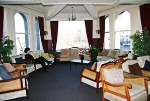 供应早餐和晚餐