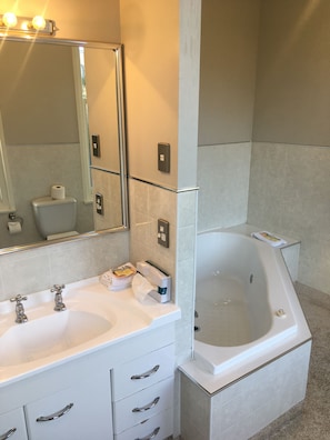 Phòng Suite | Phòng tắm | Máy sấy tóc, khăn tắm
