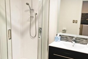 Superior Room | Bathroom | Hair dryer, towels - Leviathan Heritage Hotel Dunedin (Dunedin)