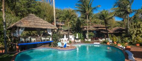 Una piscina al aire libre (de 08:00 a 22:00), tumbonas