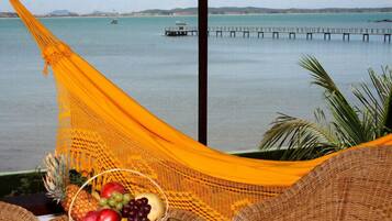 Deluxe Studio (Super Luxo) | Minibar, in-room safe, desk, laptop workspace