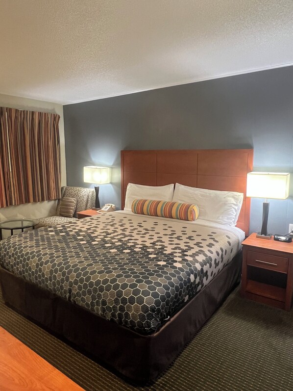 Schreibtisch, Verdunkelungsvorhänge, Bügeleisen/Bügelbrett