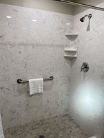 Ducha, secador de pelo, toallas