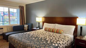 Schreibtisch, Verdunkelungsvorhänge, Bügeleisen/Bügelbrett