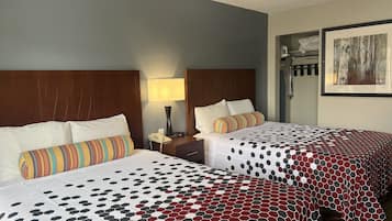 Habitación doble tradicional, 2 camas Queen size, para no fumadores | Escritorio, cortinas blackout y tabla de planchar con plancha