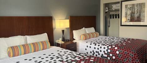 Traditionele tweepersoonskamer, 2 queensize bedden, niet-roken | Een bureau, verduisterende gordijnen, een strijkplank/strijkijzer