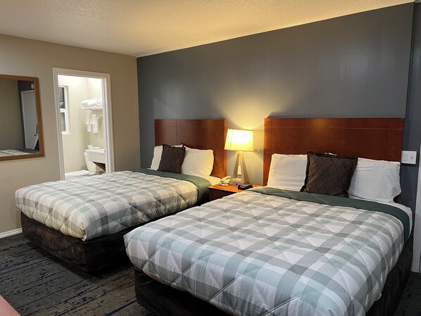 Traditional Double Room, 2 Queen Beds, Non Smoking | Desk, blackout drapes, iron/ironing board, free WiFi - Travelers Inn Eugene University (Eugene)