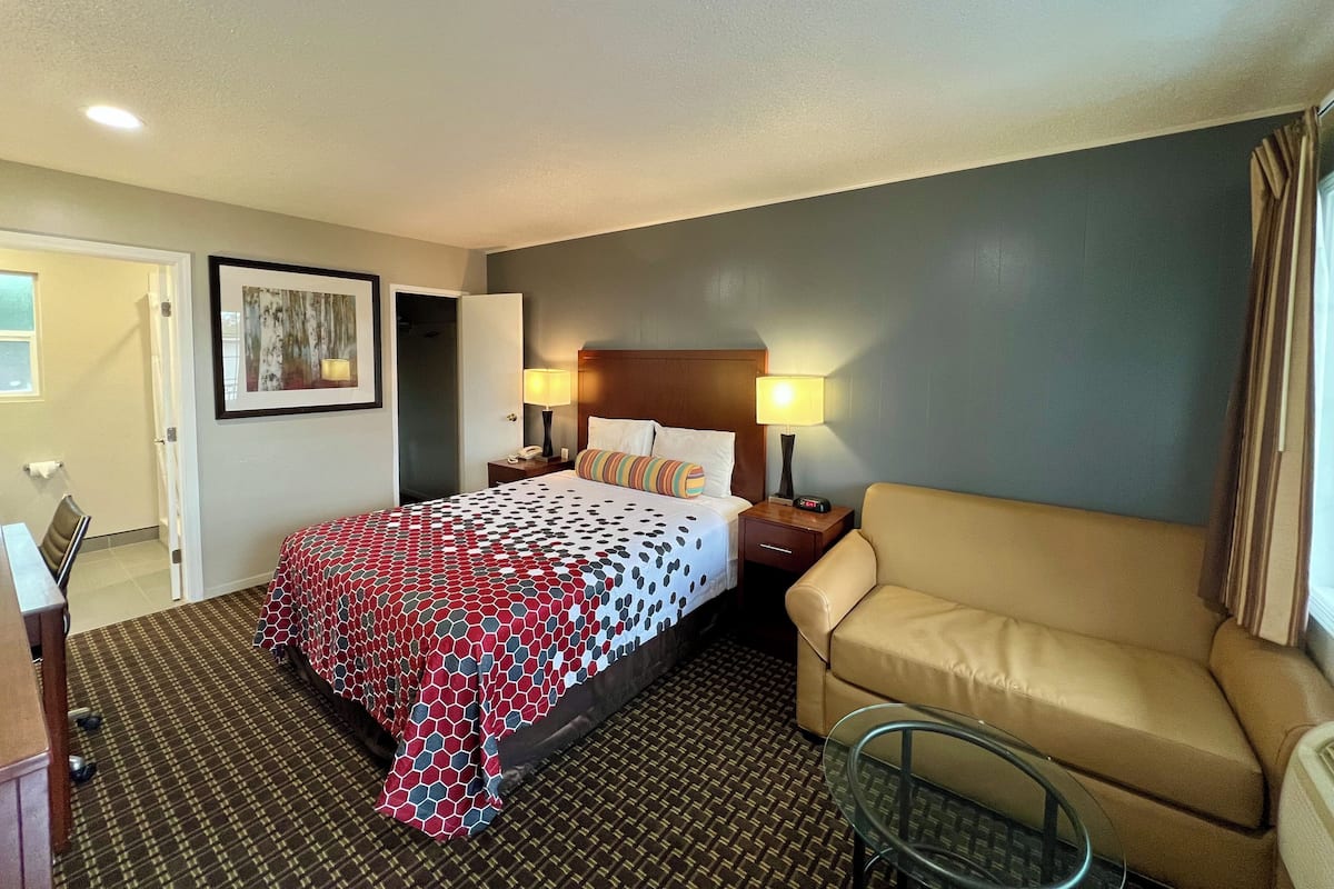 Escritorio, cortinas blackout y tabla de planchar con plancha