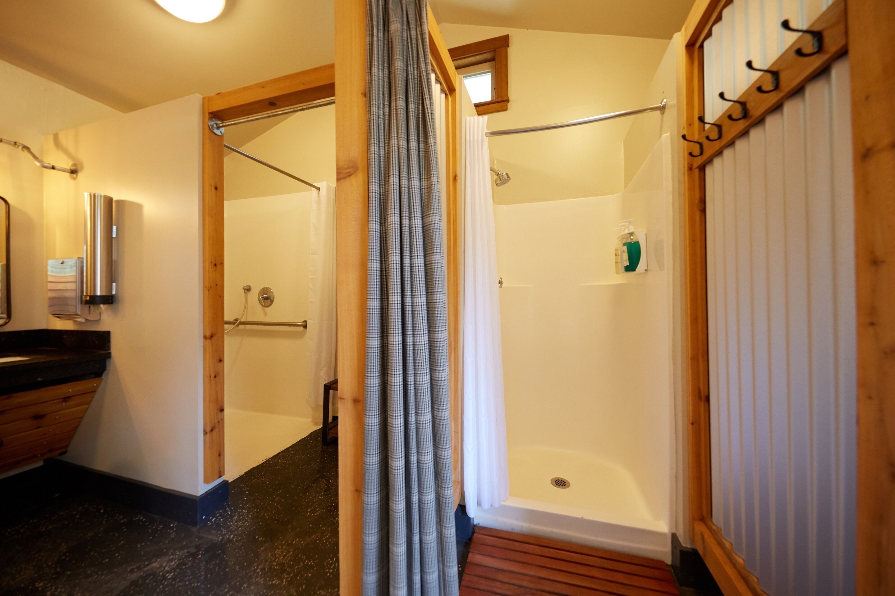 Un baño con ducha, bañera y lavabo.
