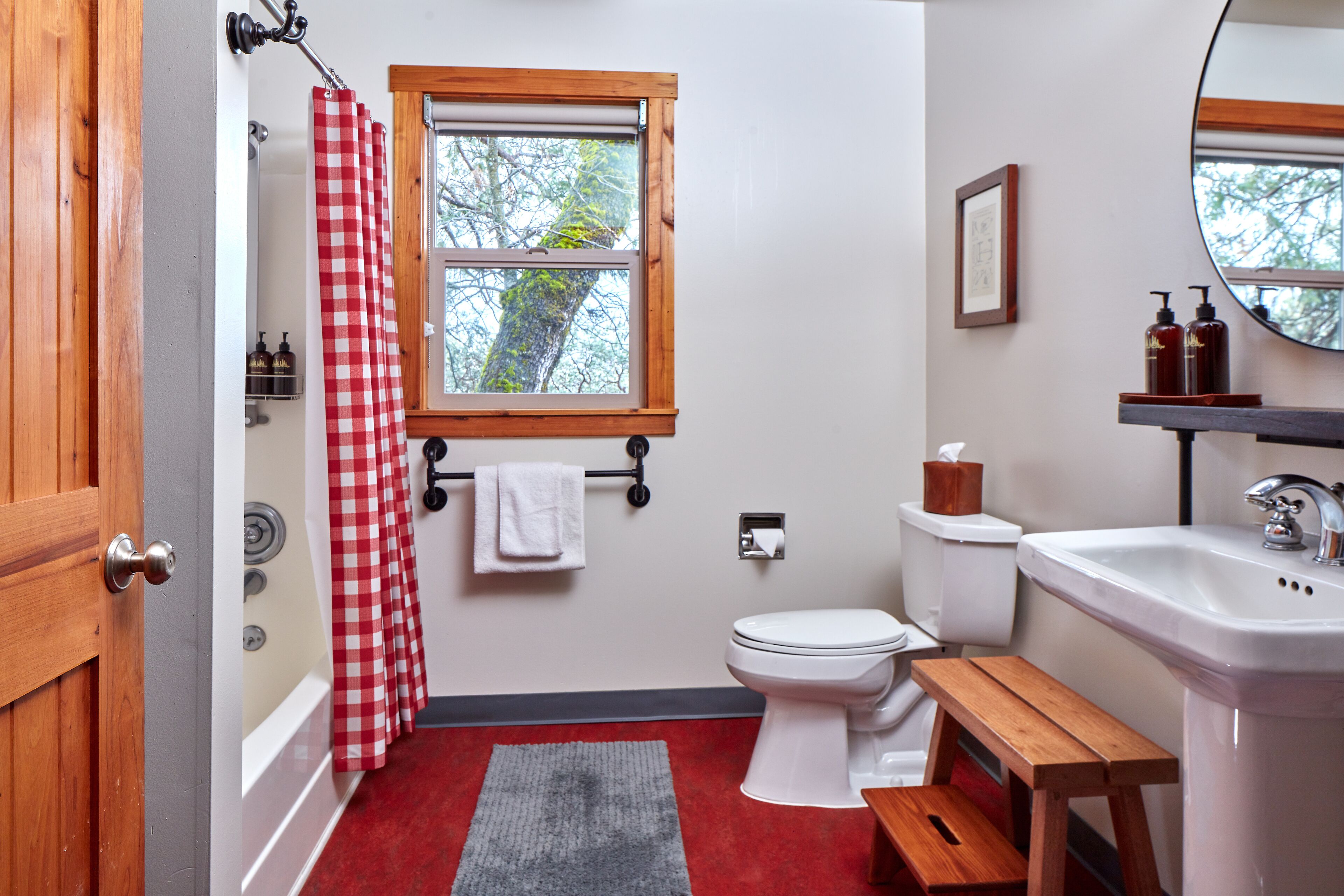 Un ba ño con inodoro, lavamanos y ducha.