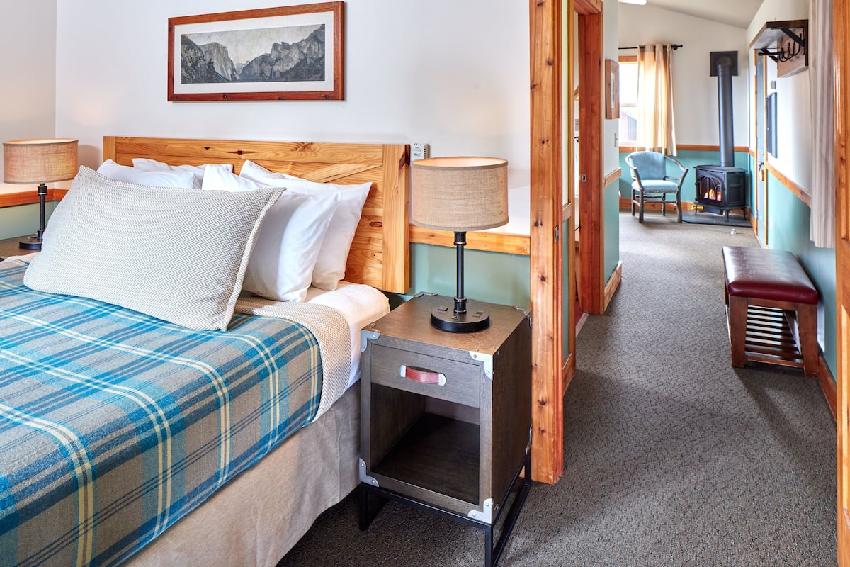 Hypo-allergenic bedding, pillowtop beds, in-room safe