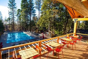 Outdoor pool, open 10 AM to 10 PM, pool umbrellas, sun loungers - Evergreen Lodge Yosemite (Groveland)