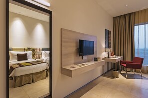 Phòng Deluxe | Minibar với thức uống miễn phí, két bảo mật tại phòng, bàn 