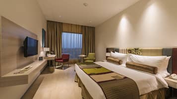 Suite | Free minibar, in-room safe, desk, iron/ironing board
