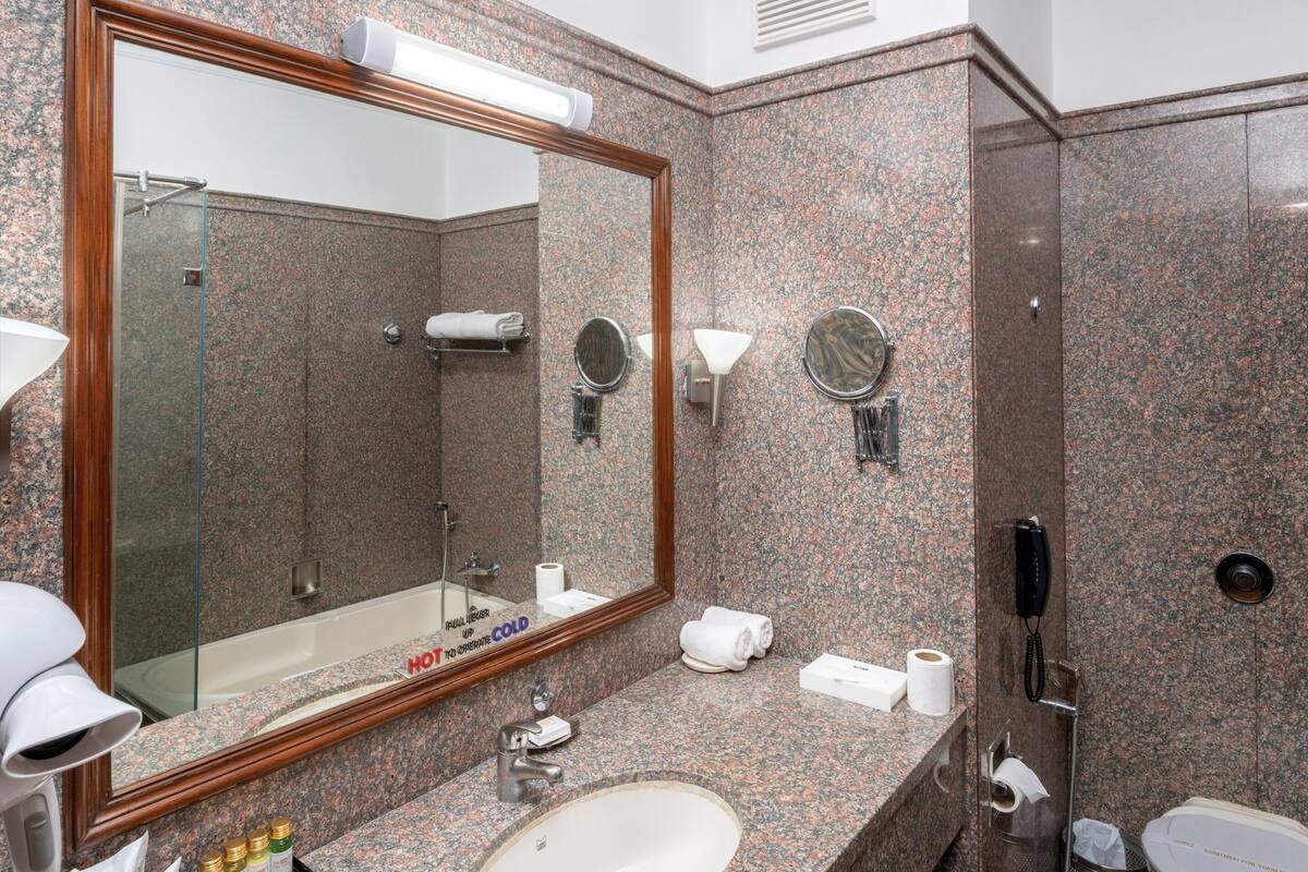 super deluxe | bathroom | free toiletries, hair dryer, slippers, towels