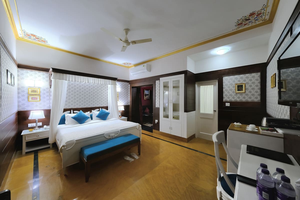 Ropa de cama de alta calidad y minibar 