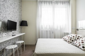 Executive Studio | Desk, laptop workspace, iron/ironing board, rollaway beds - Residencia Universitaria Resa Blas de Otero (Bilbao)