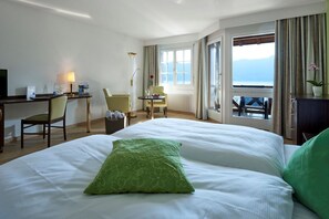 Superior-rum - balkong - sjöutsikt | Värdeförvaringsskåp på rummet, extrasängar, gratis wi-fi och sängkläder