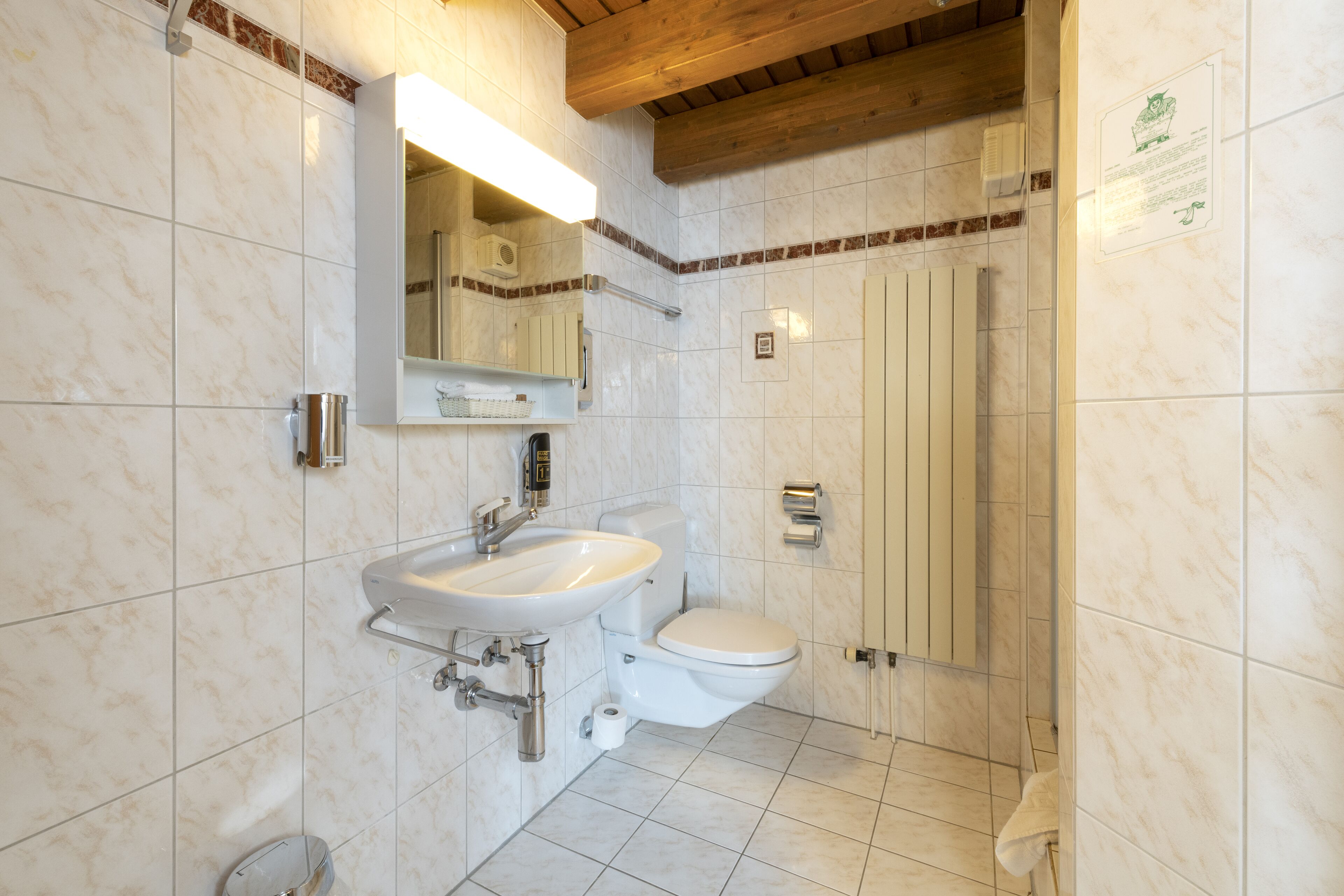 apartment pilatus | bathroom | combined shower/bathtub, hair dryer, bathrobes, towels
