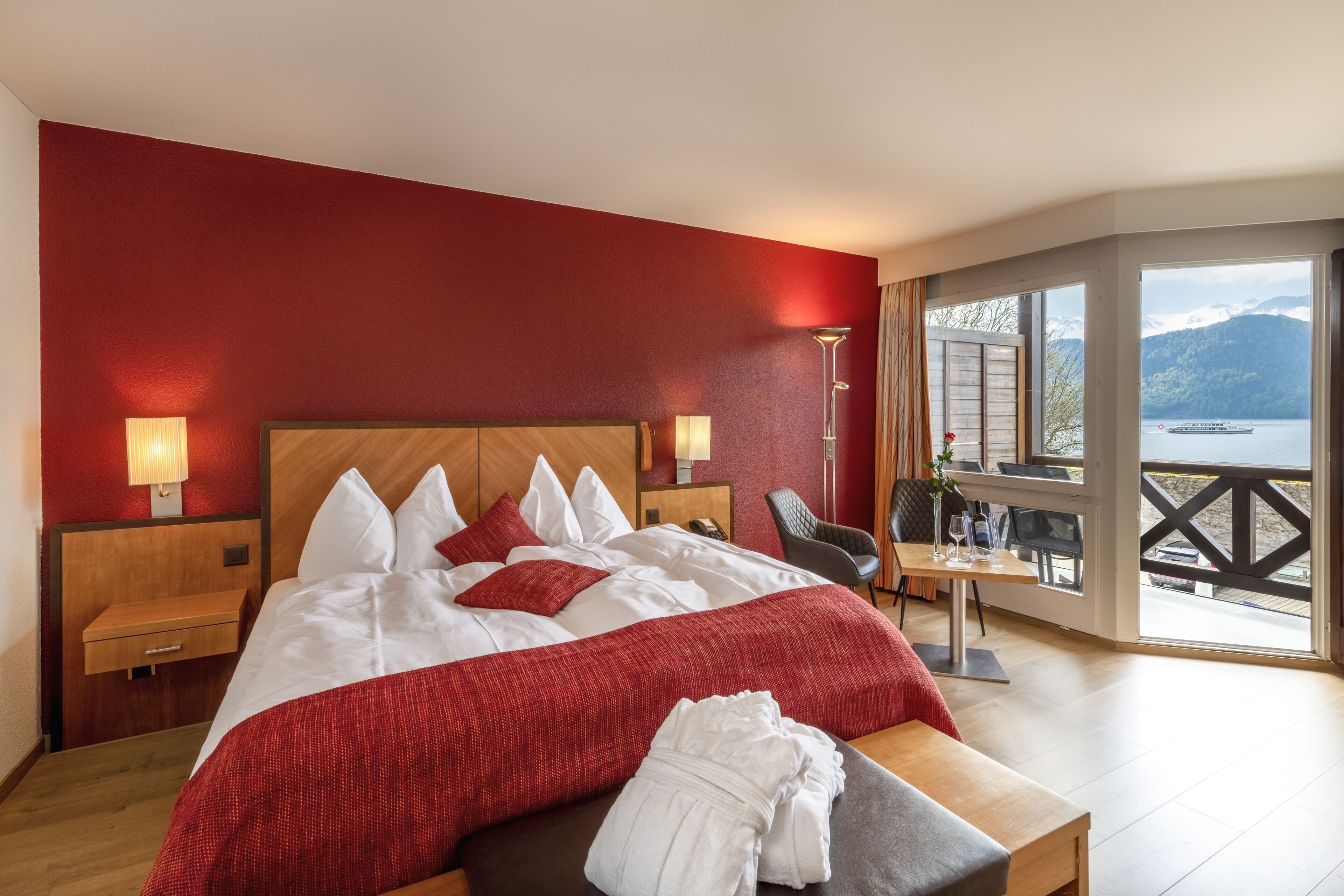 Superior kamer, balkon, uitzicht op meer | Een kluis op de kamer, extra bedden (toeslag), gratis wifi, beddengoed