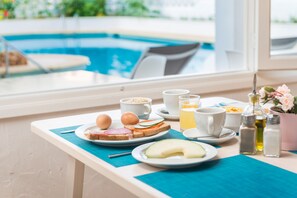 Petit déjeuner continental servi tous les jours en supplément