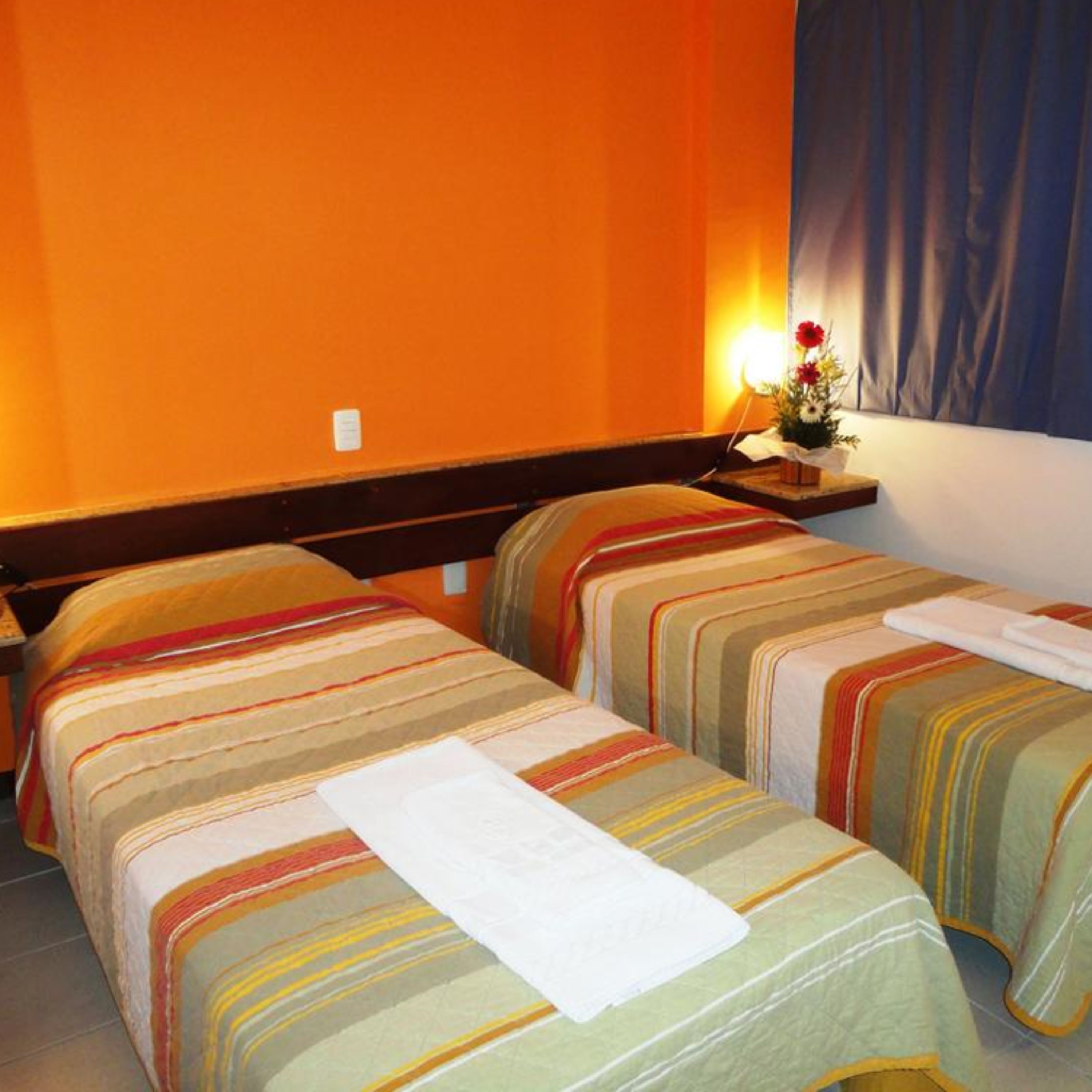 Minibaari, työpöytä, pimennysverhot, ilmainen Wi-Fi