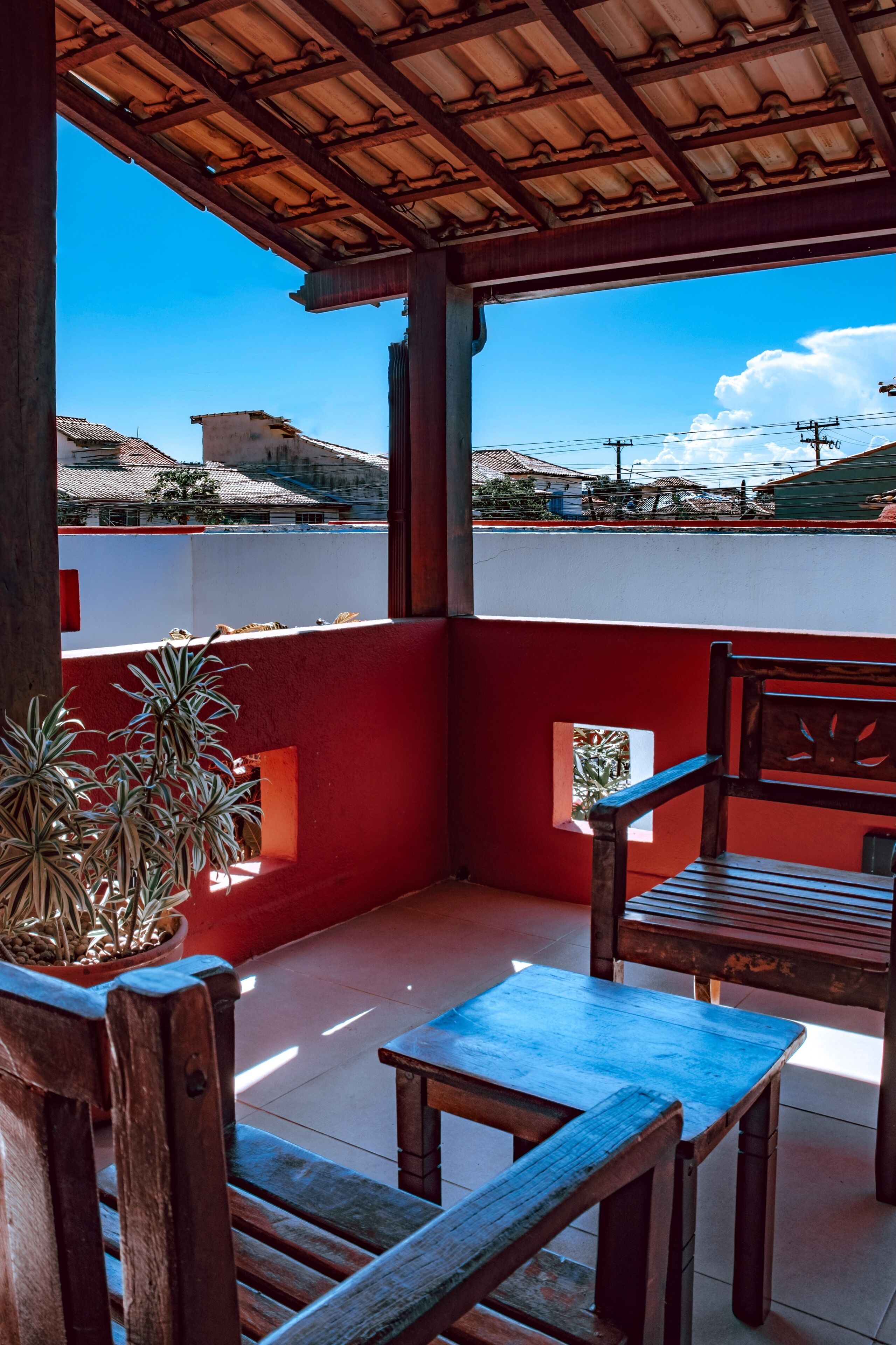 Caja de seguridad en la habitación y ropa de cama 