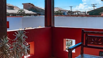 Quarto superior, varanda coberta | Cofres nos quartos, roupa de cama