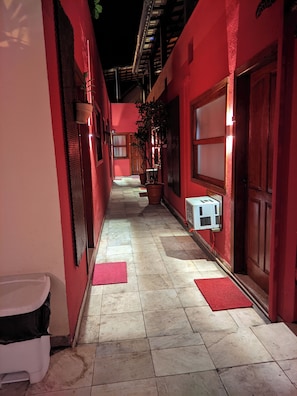 30–tuumainen taulutelevisio, jossa satelliittikanavat